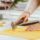 Nava 10-111-019 Misty sütemény- és ravioli vágó, rozsdamentes acél kerekekkel, 18,5 cm