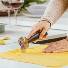   Nava 10-111-019 Misty sütemény- és ravioli vágó, rozsdamentes acél kerekekkel, 18,5 cm