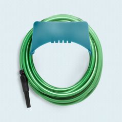 Fali öntözőtömlő és eszköztartó