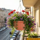 Műanyag függesztett cserép lánccal -  terrakotta - 30 x 18 cm