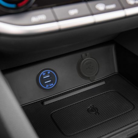 M.N.C Szivargyújtó helyére beépíthető USB aljzat, kék LED világítással, csavaros kivitel, 2 x USB - 5V - 2,1A (54926BL)