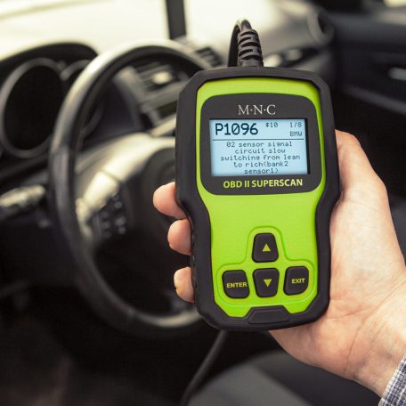 M.N.C Magyar nyelvű hibakód olvasó és tesztelő Kézi Autódiagnosztika U581 Magyar menüs OBD OBD2 EOBD+ CAN élő adat megjelenítés 55679C