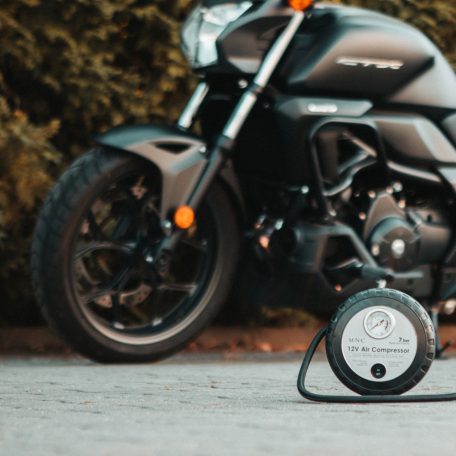M.N.C hordozható pótkerék helyére illesztehtő Kompresszor 7bar 12v