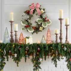   Karácsonyi ajtódísz / koszorú - piros masnival és dísszel