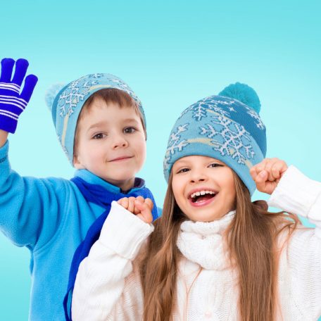 Karácsonyi sapka - színes LED-ekkel, bojttal, elemes - kék