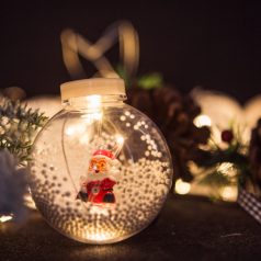   LED-es fényfüggöny - hógömb mikulással - 2,7 x 0,75 m - 110 melegfehér LED - IP44