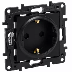   Legrand 863520 Niloé Step 2P+F csatlakozóaljzat (rugós) biztonsági zsaluval fekete