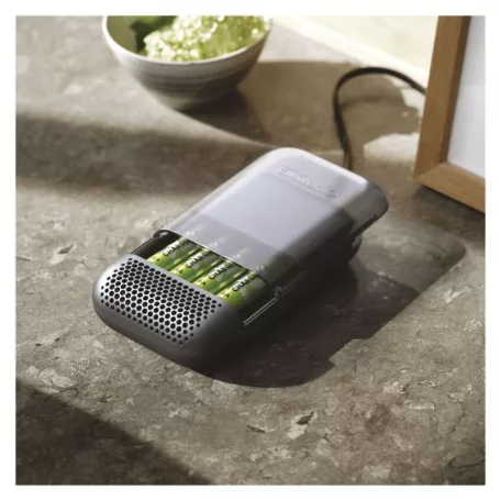 GP Akkumulátor töltő Charge 10 S491 + 4× AA