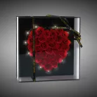 Műrózsák szívalakban díszdobozban - LED-es - 29 x 29 x 6,2 cm