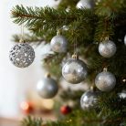 Karácsonyfadísz szett - 100 db gömb + csúcsdísz - ezüst