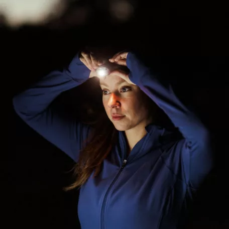NEBO NEB-HLP-0044-H MYCRO 700 fej- és sapkalámpa, 700 lumen, 6 világítási mód, akkumulátor, víz- és ütésálló
