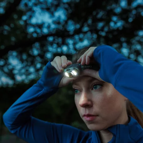 NEBO NEB-HLP-0045-H MYCRO 900+ fej- és sapkalámpa, 900 lumen, 7 világítási mód, akkumulátor, víz- és ütésálló