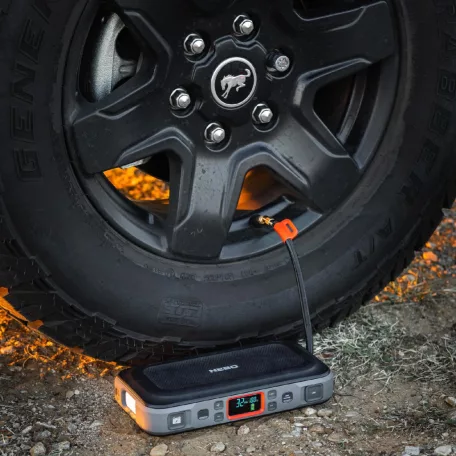 NEBO NEB-PBK-0004-G Assist-Air Jump Starter, 1500 A, 55,5 Wh akkumulátor, 120 PSI, 1x USB-A (2,1 A), 1x USB-C (20 W), 200 lm, indítás rásegítő