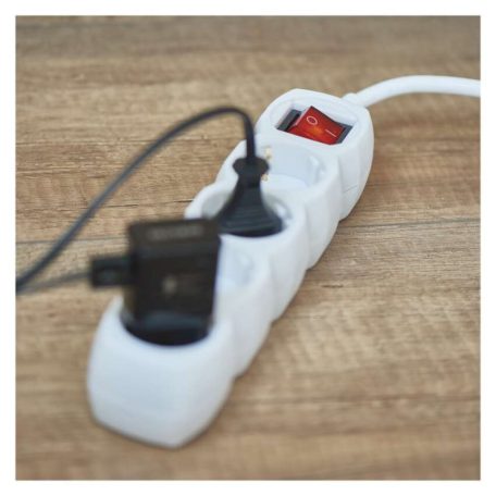 Hosszabbító 5 m / 4 aljzat / kapcsolós / fehér / PVC / 1,5 mm2