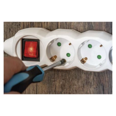 Hosszabbító 1,4 m  /  6 aljzat  /  fehér  /  PVC  /  1 mm2