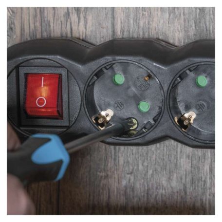 Hosszabbító 1,5 m / 6 aljzat / kapcsolós / fekete / PVC / 1,5 mm2