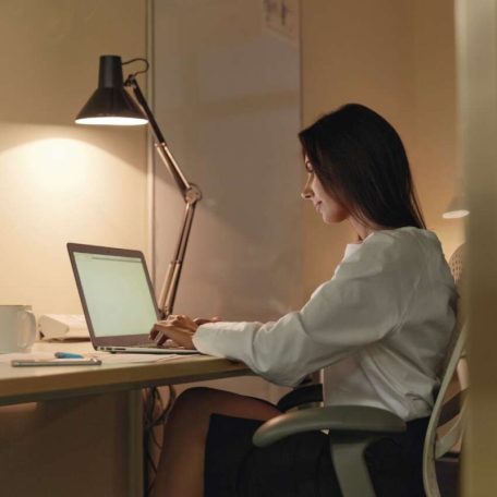 Hosszabbító 1,5 m / 6 aljzat / kapcsolós / fekete / PVC / 1,5 mm2