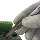 Csipesz vastag, erős, belsőleg fogazott hegyekkel és ujjhornyokkal