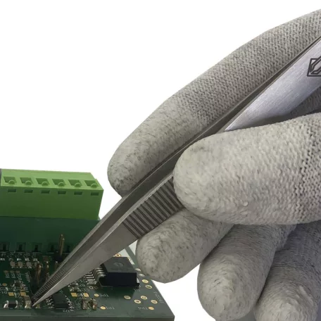 Csipesz vastag, erős, belsőleg fogazott hegyekkel és ujjhornyokkal