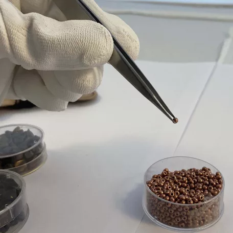 Csipesz vastag, erős, belsőleg fogazott hegyekkel és ujjhornyokkal