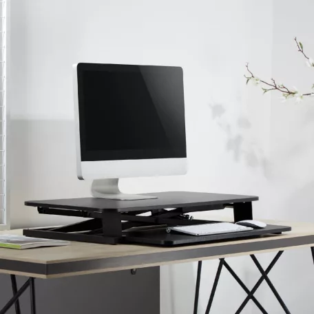 Ülő-álló asztali munkahely, billentyűzet-tartóval