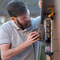   STANLEY SXECCD0RAJE 4-es elosztó kapcsolóval, 5 m, IP44-es védelem, alumínium ház, felakasztható, beltérben is használható, H07RN-F 3G1,5 mm2 kábel