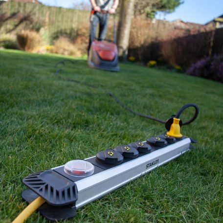 STANLEY SXECCD2LADE 4-es elosztó kapcsolóval, 2 m,  IP44-es védelem, alumínium ház, beltérben is használható, H07RN-F 3G1,5 mm2 kábel