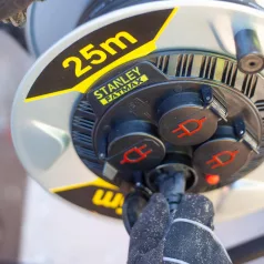   STANLEY SXECCM2FESE kültéri fém kábeldob, 25 m, IP44-es védelem, kábelvezető, masszív fém dob és láb, H07RN-F 3G2,5 mm2 kábel, max. 3000 W