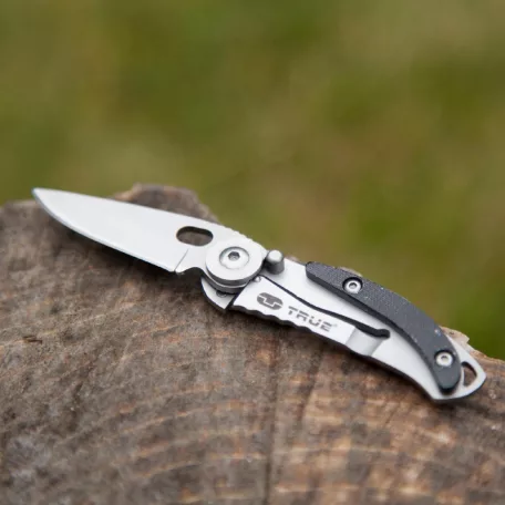 True Utility Skeletonknife, TU571K, 4 cm rozsdamentes acél penge, eloxált alumínium tok, karabiner rögzítési pont, jobb és balkezes