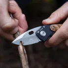 True Utility Jacknife, TU576K, 5 cm rozsdamentes acél penge, eloxált alumínium tok, mahagóni keményfabetétes nyél, jobb és balkezes