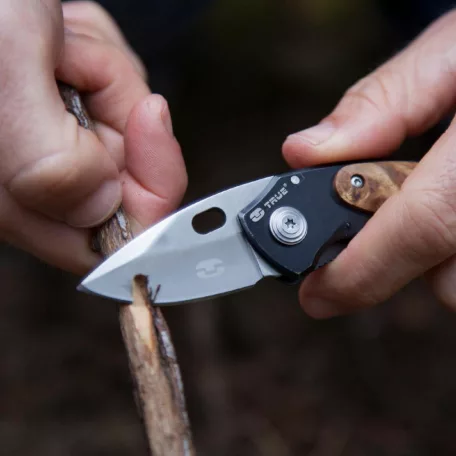 True Utility Jacknife, TU576K, 5 cm rozsdamentes acél penge, eloxált alumínium tok, mahagóni keményfabetétes nyél, jobb és balkezes