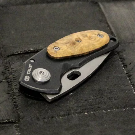 True Utility Jacknife, TU576K, 5 cm rozsdamentes acél penge, eloxált alumínium tok, mahagóni keményfabetétes nyél, jobb és balkezes