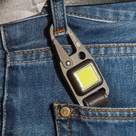 True Utility Cliplite, TU918, kulcstartó karabiner, tölthető lámpa, 4 funkció, 47 lm COB LED, Li-ion, marhabőr szíj, rozsdamentes acélváz