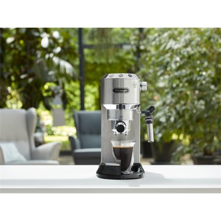 DELONGHI EC685.M Dedica presszókávéfőző 15 bar, 3 sűrő:1 - 2 személyes és E.S.E., tehrmoblock, csészemelegítő